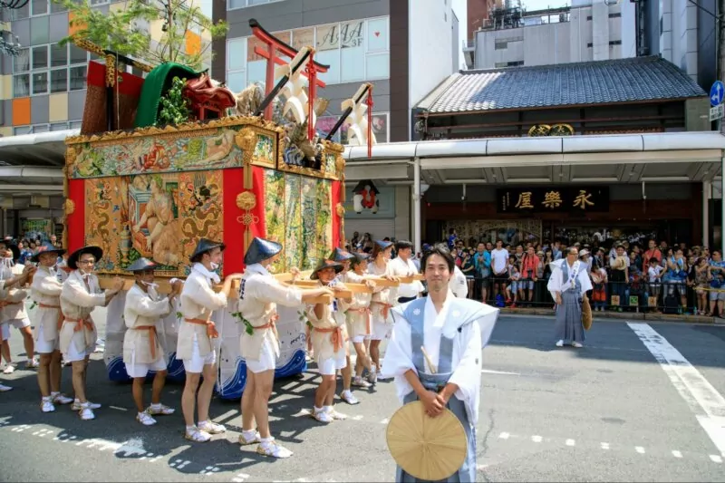 鯉山と永楽屋本店